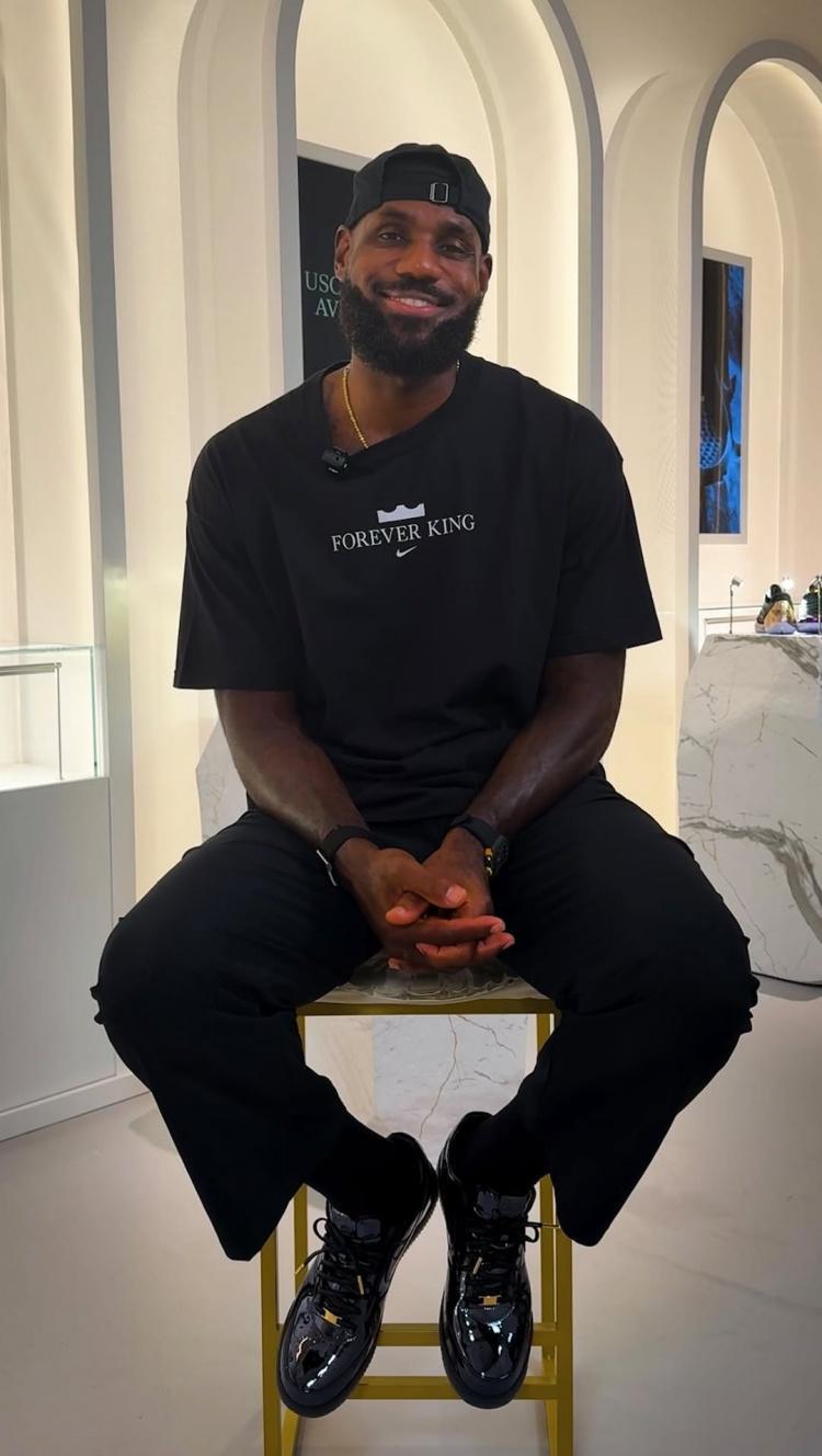 詹姆斯：我永不会忘记自己成长于阿克伦 很自豪能来上海激励人们